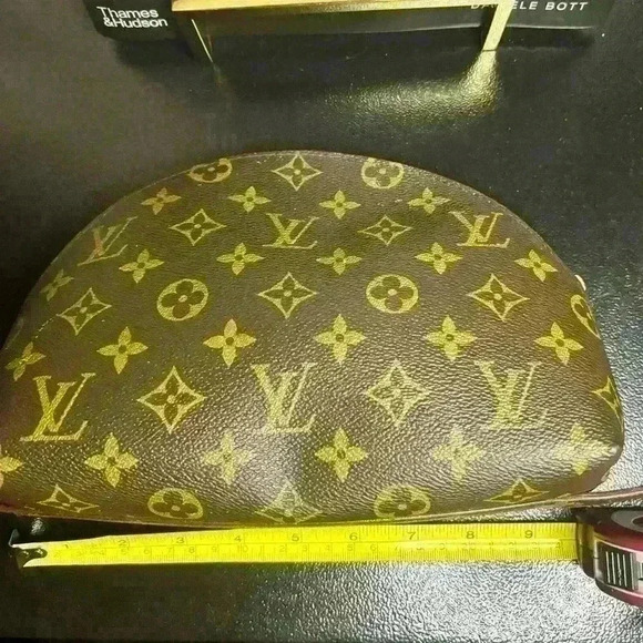 LOUIS VUITTON
Monogram Trousse Demi Ronde cosmetic pouch - peeling removed - Picture 9 of 12